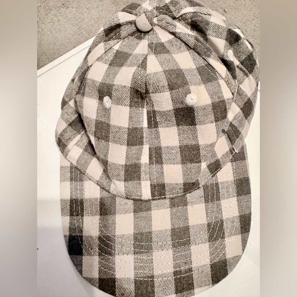 372- New without tags gray and cream plaid hat
